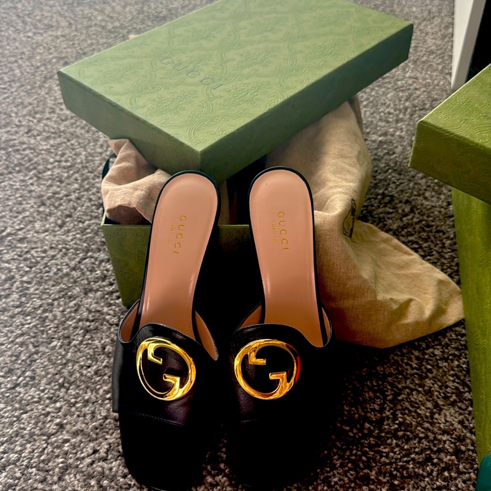 Women Gucci Hill size 38 1/2 good condition still have box